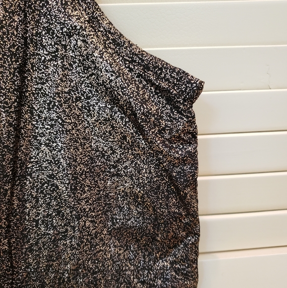 ⭐FABLETICS | Liora Metallic Athletic Ripstop Cowl Neck Kangaroo Pocket Vest - Picture 10 of 16